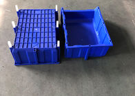 Poubelles en plastique de cueillette d'entrepôt bleu de couleur avec le défilement ligne par ligne dans l'atelier industriel